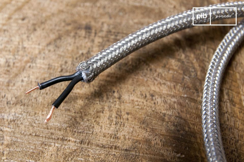 Metalen gevlochten kabel.