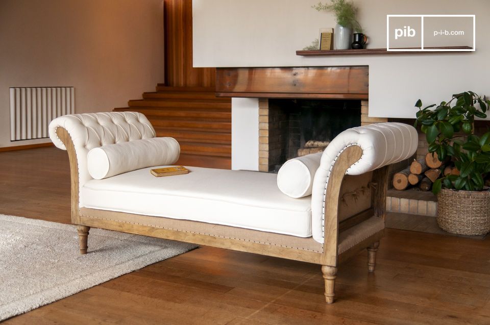 Deze prachtige bank met een verrassend design zal liefhebbers van authentieke meubels plezieren.