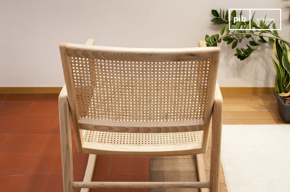 Rugleuning van de stoel met de natuurlijke details van massief hout.