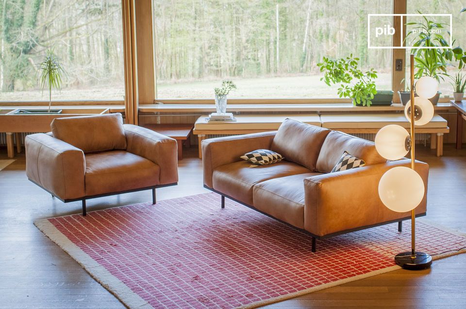 Combineer fauteuil en bank voor een stijlvolle lounge.