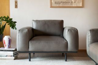 Amandel fauteuil in grijs leer