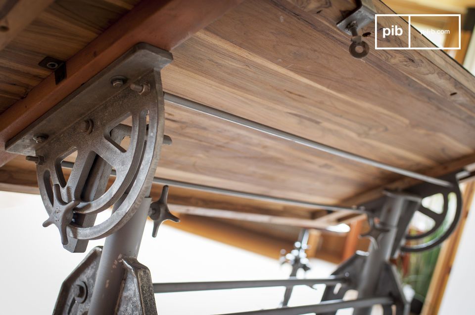 De onderkant van de tafel heeft een ongelooflijk mechanisme.