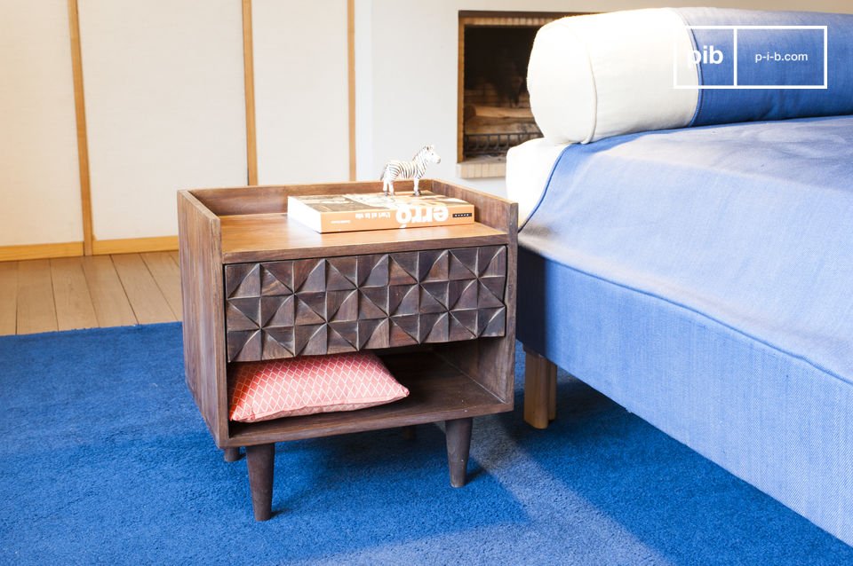 Het nachtkastje is gemaakt van donker hout met een lichtere plank.