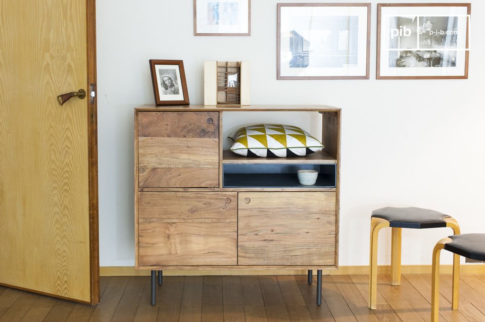 Een prachtig houten dressoir met een vintage stijl.