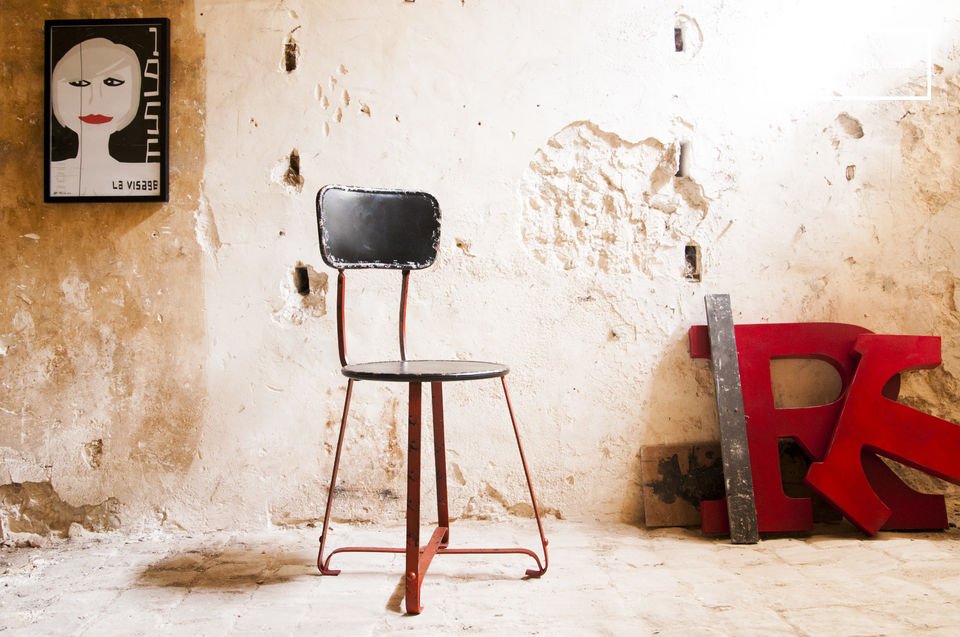 De metalen Bastel stoel is een mooi item dat onbeschrijfelijke charme zal toevoegen aan je interieur
