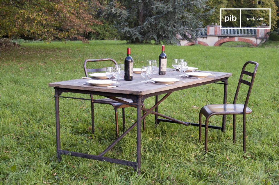 Een gastvrije metalen houten tafel met een unieke charme.