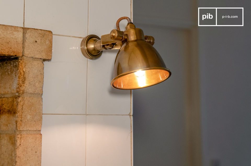 Een gouden wandlamp in vintage stijl