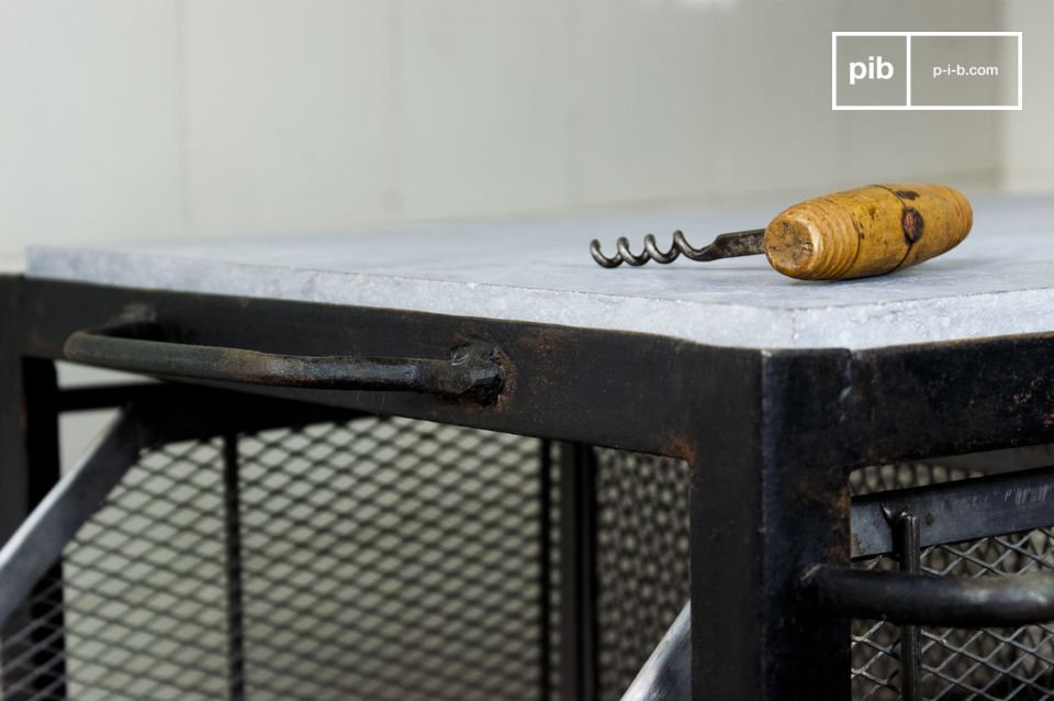 Metalen structuur bekroond met een prachtig stenen blad.