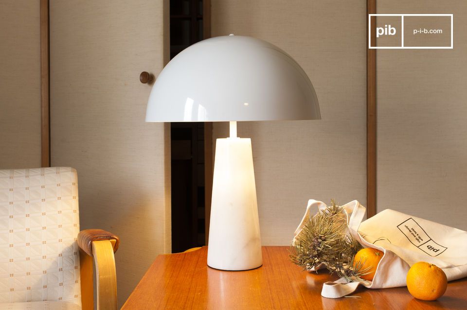 Prachtige witte lamp met een verfijnd design geïnspireerd door de jaren '70.