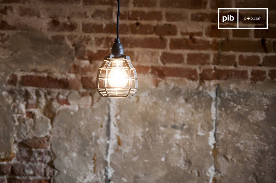 De Bristol hanglamp is een neo-retro hanglamp die volledig is geïnspireerd door oude werklampen
