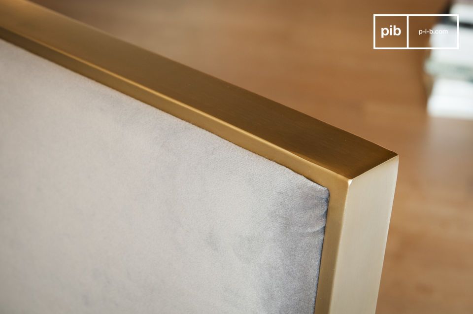 Gouden metalen contouren die overeenkomen met de grijze kleur van het fluweel.