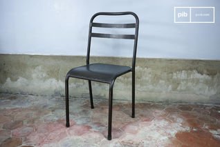 Bruine opstapelbare metalen stoel