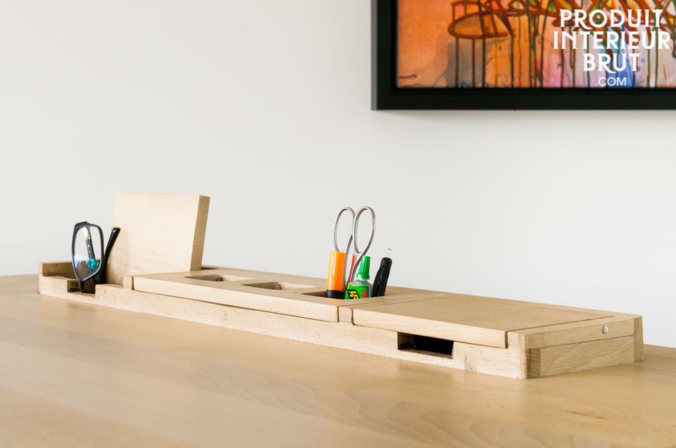 Het bureau Möka is volledig gemaakt van beukenhout en voegt daar nog iets van natuurlijk design aan