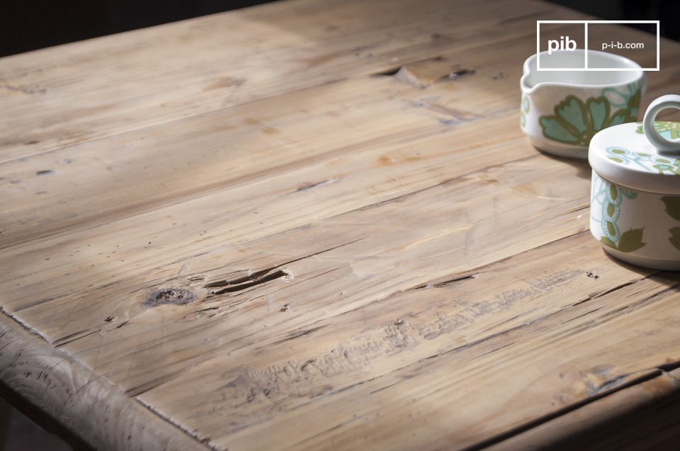 een salontafel gemaakt van gewaxt oud massief hout.