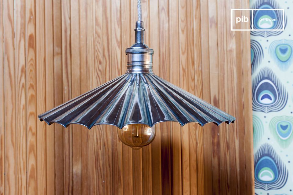 Metalen hanglamp met zilverlegering.