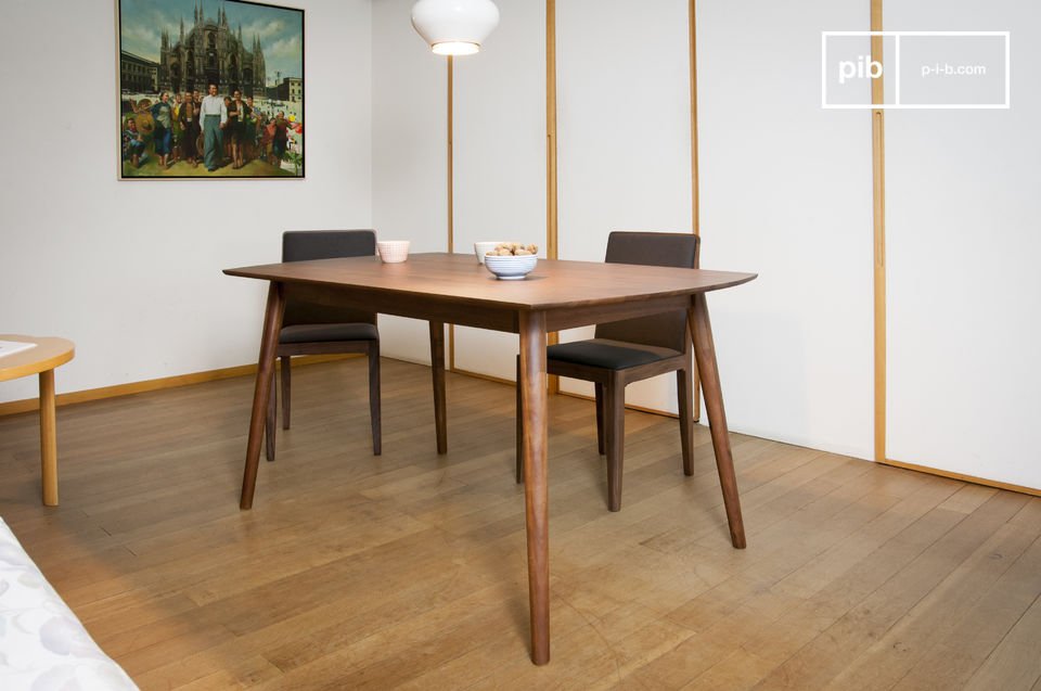 Prachtige donker houten eettafel met kompaspoten.