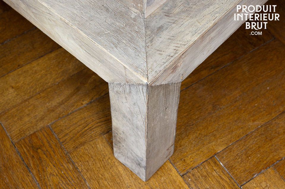 Deze originele tafel is volledig gemaakt van gerecycled grenenhout en het voegt veel karakter toe