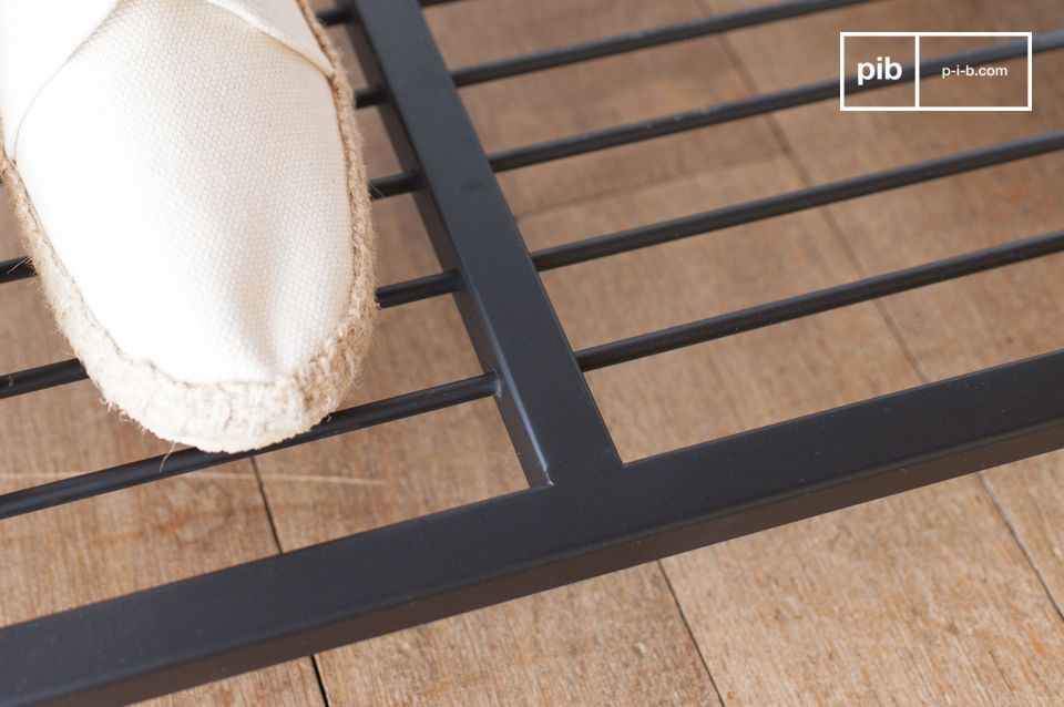 Lage plank met buizen, mooi ontworpen en gemakkelijk te onderhouden.