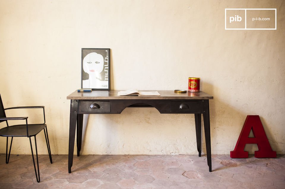 Elegant bureau met een vintage zwarte en houten stijl.