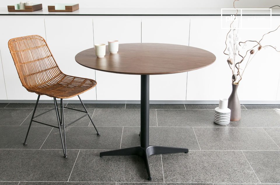 Een tafel met een Scandinavische stijl van de jaren '50