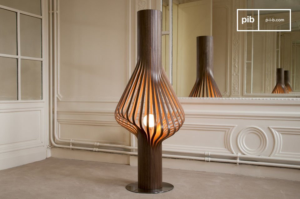 Elegante houten lounge lamp.