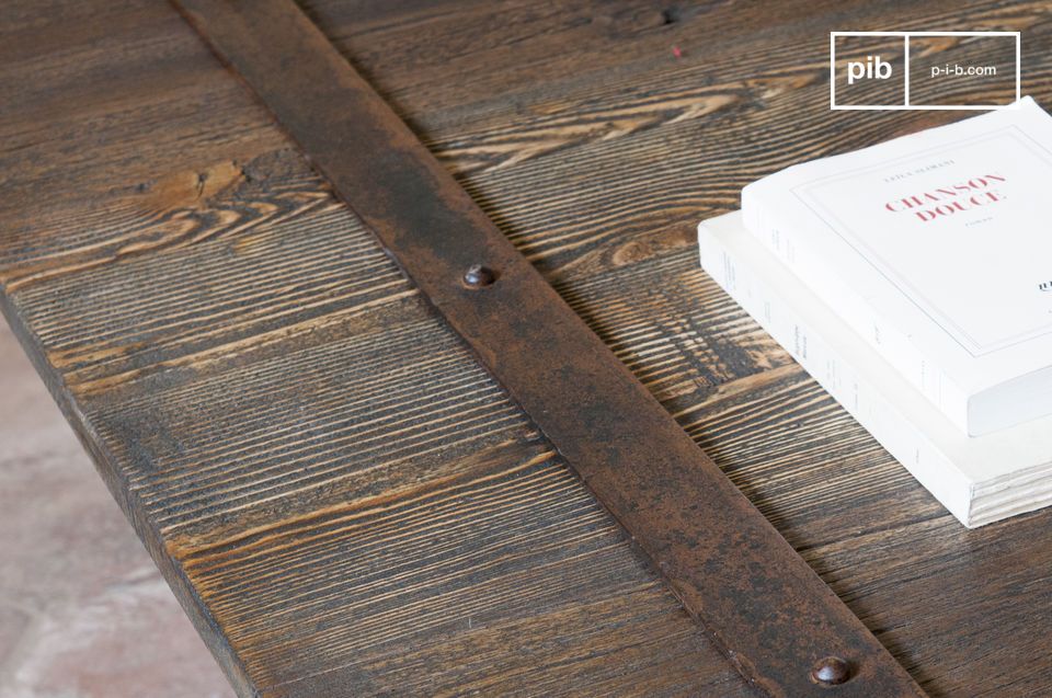 een dienblad samengesteld uit oude gelakte houten platen.