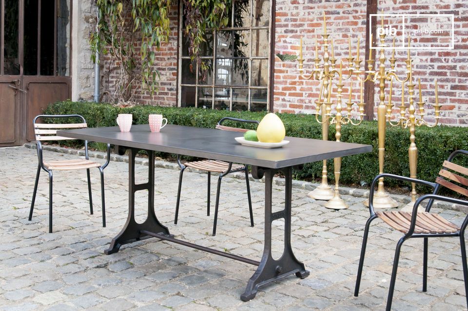 Prachtige metalen tafel met een industriële uitstraling.