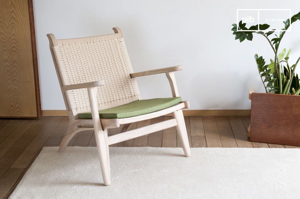 Een natuurlijke stijl fauteuil met een combinatie van blond hout, geweven riet en is olijfgroen van kleur.