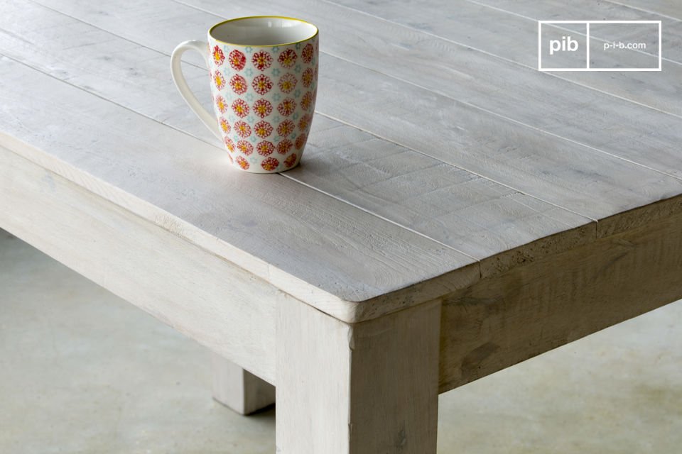 Met zijn patina finish en simpele lijnen, de houten Epicure tafel voegt charme toe aan elk interieur