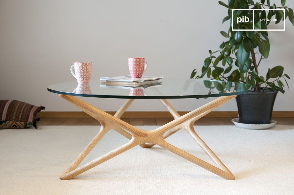 Tafel met bijzondere en uiterst elegante lijnen.#