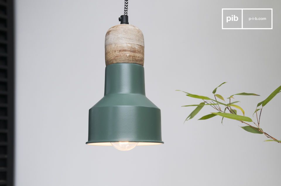 Een prachtige metalen en houten hanglamp.