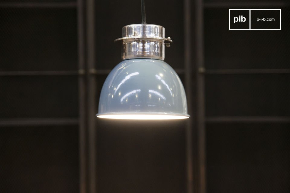 Een prachtige blauwgrijze hanglamp in een industriële stijl.