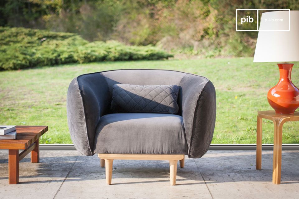 Prachtige fluwelen fauteuil met ronde vormen.