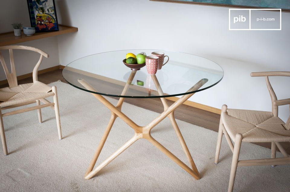 Glazen en helder houten tafel voor een ultra-design setje.#