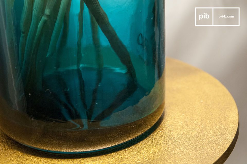 De bodem van de vaas is mooi transparant blauw gekleurd.