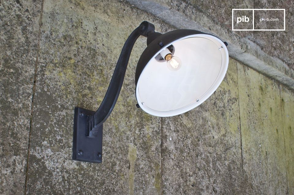 Een mooie industriële lamp die zich zowel binnen als buiten op zijn gemak voelt.