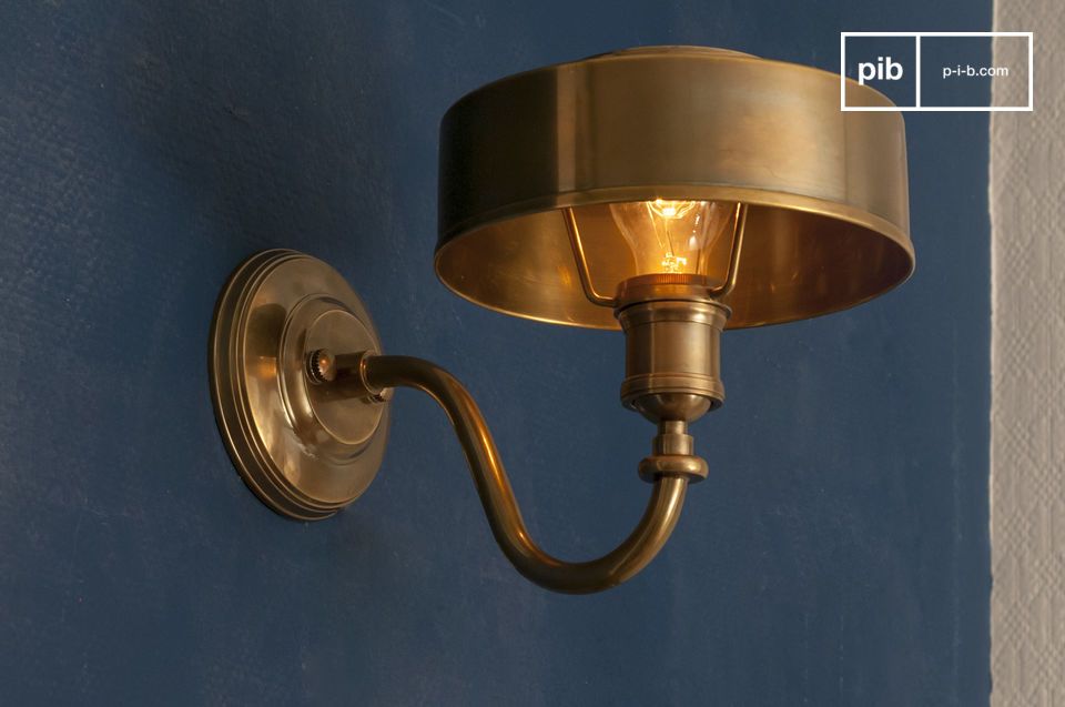 De Ambergouden Messing wandlamp brengt een vleugje warmte en een zachte sfeer in het interieur van