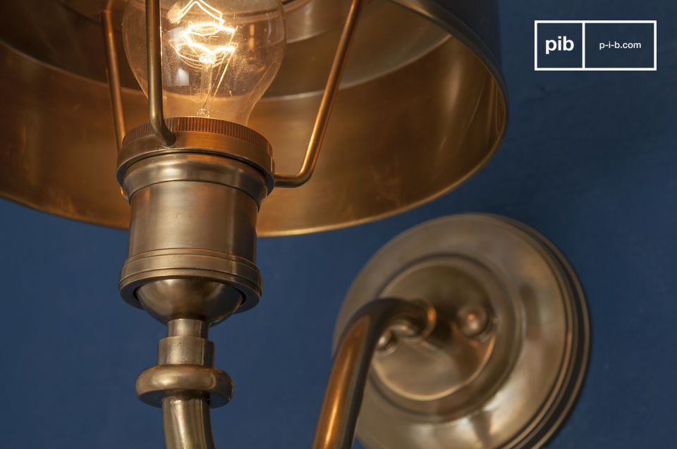 De Ambergouden Messing wandlamp brengt een vleugje warmte en een zachte sfeer in het interieur van