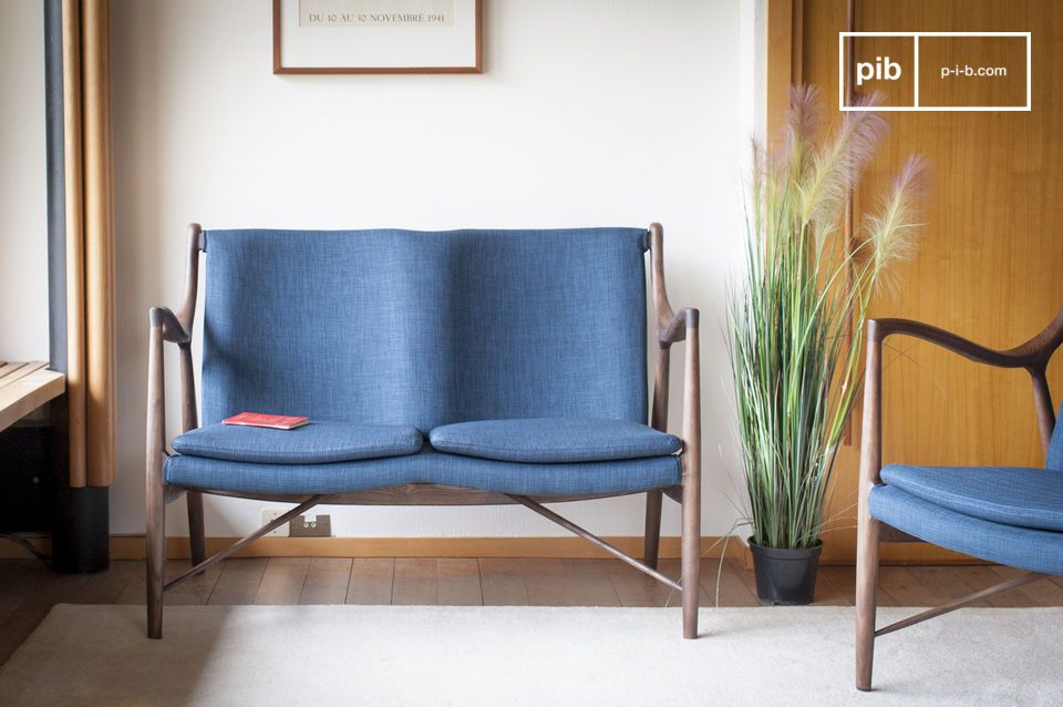 Tweezits fauteuil in een mooie blauwe kleur in combinatie met een houten structuur.