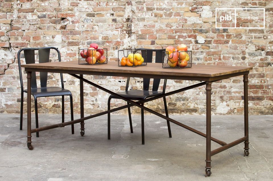 Eettafel met een werkplaats look.