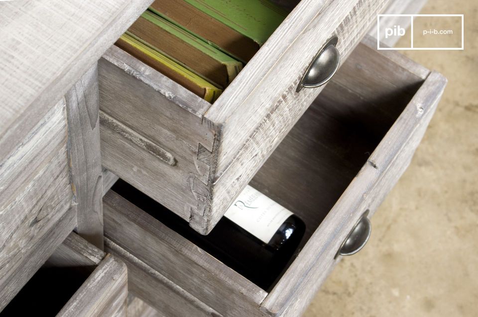 Laden en structuur van oud gerecycled dennenhout met een patina afwerking.