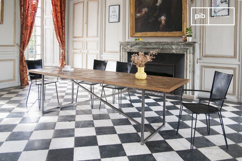 Een luxe tafel, design met een royaal formaat.