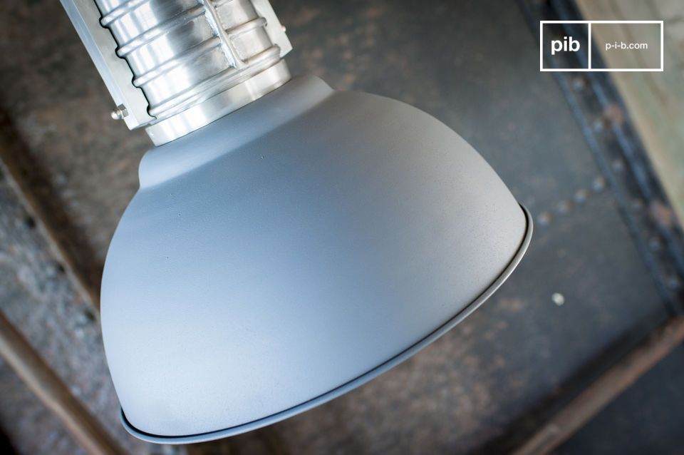 De prachtige hanglamp is gemaakt van geborsteld en gelakt aluminium.