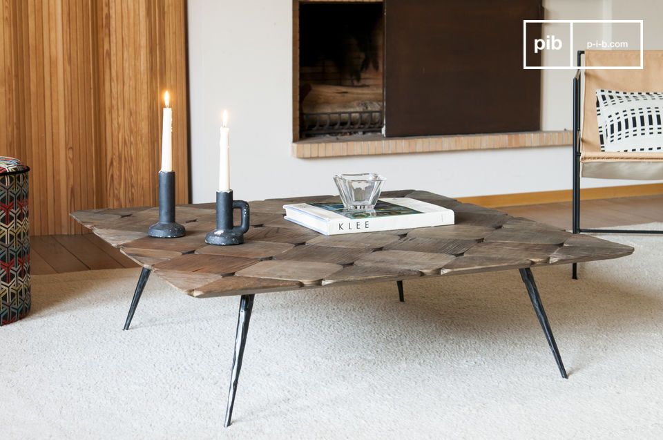 Een grote salontafel gemaakt van mooie houten platen.