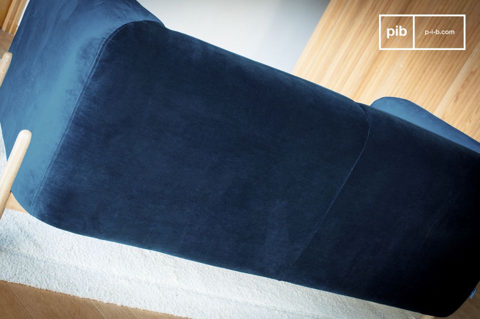 Dit diepe blauwe fluweel is onderdeel van de tijdloze vintage look van de Viela-sofa en is makkelijk