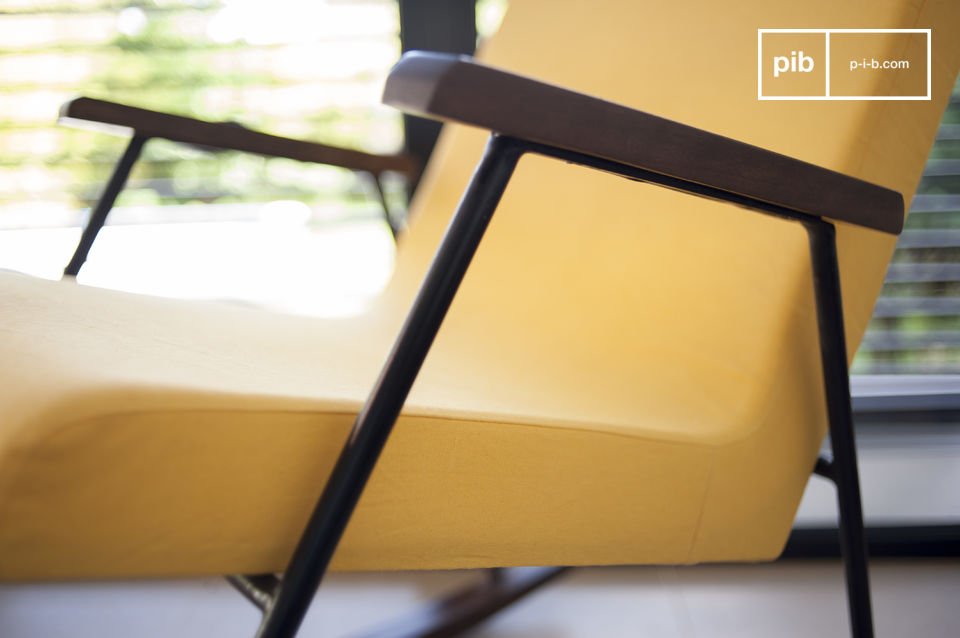 De structuur van de fauteuil is gemaakt van donker hout en metaal.