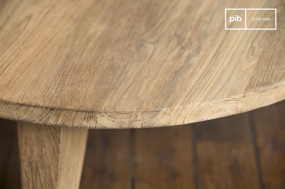 De tafel is gemaakt van antiek teakhout met een lichte structuur.