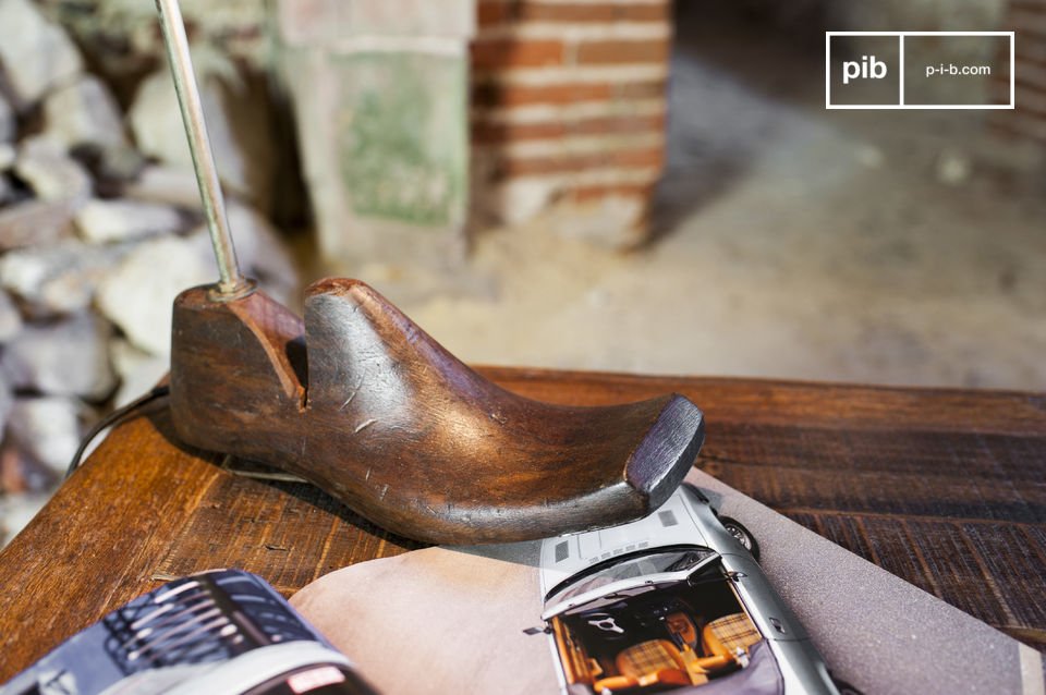 Het metalen deel van de lamp gutst uit de hiel van de schoen.