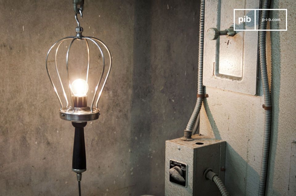 Charmante handlamp in een typisch industriële stijl.