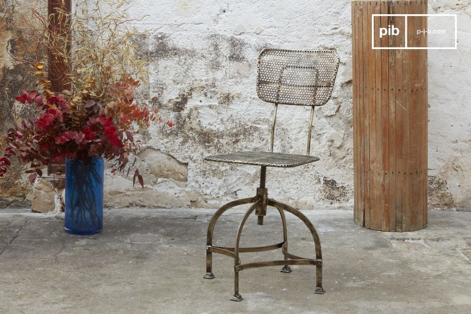 Een metalen stoel met uitstekende afwerking, met een resoluut industriële stijl.